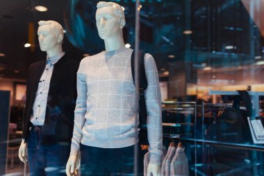 Mankenler üzerinde alışveriş merkezinde bir mağaza vitrin erkek elbise giymiş. 