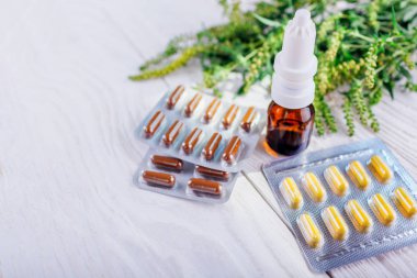Ambrosia artemisiifolia alerjisi. Hap ve ragweed alerji tedavisi için burun spreyi. Sağlık ve Tıp. Uzay