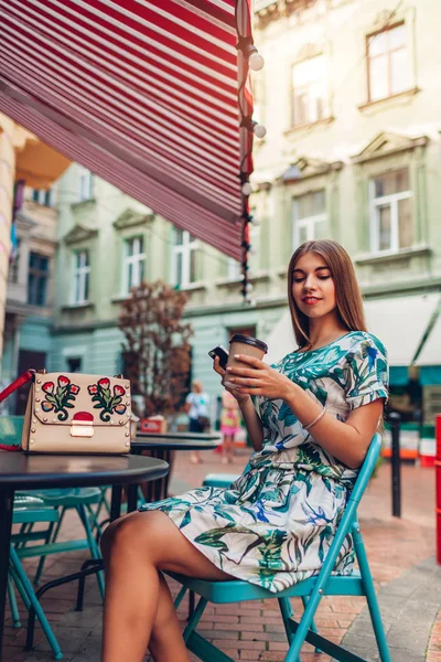 Portrét Mladé Ženy Krásné Pití Kávy Používání Telefonu Venkovní Kavárně — Stock fotografie