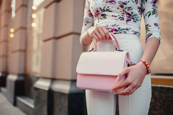 Close Bolsa Feminina Elegante Jovem Mulher Vestindo Roupas Bonitas Acessórios — Fotografia de Stock