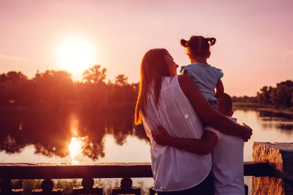 Família Feliz Passar Tempo Livre Abraçando Apreciando Vista Rio Pôr — Fotografia de Stock