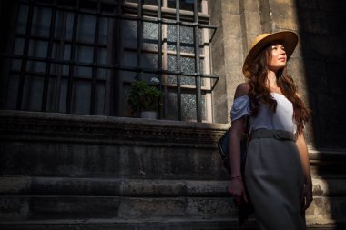 Eski şehir sokak üzerinde yürüyen genç turist kadın açık portresi. Antik atchitecture batımını gezgin kız