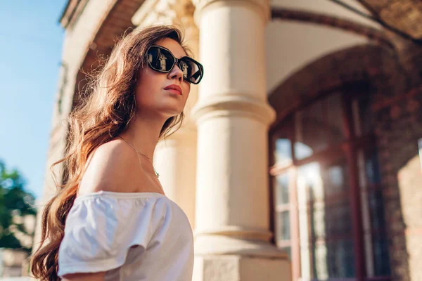 Retrato Livre Jovem Turista Andando Rua Cidade Velha Menina Olhando — Fotografia de Stock