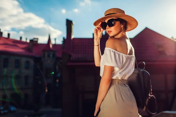 Mujer Joven Elegante Con Sombrero Gafas Sol Aire Libre Chica — Foto de Stock