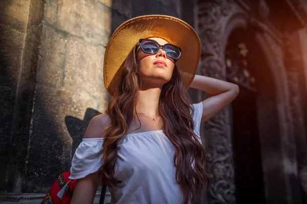 Retrato Livre Jovem Turista Andando Rua Cidade Velha Menina Viajante — Fotografia de Stock