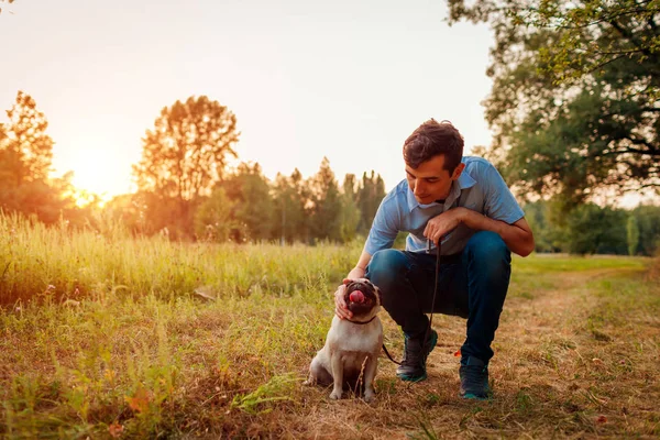 Maestro Camminare Abbracciare Cane Carlino Nella Foresta Autunnale Buon Cucciolo — Foto Stock