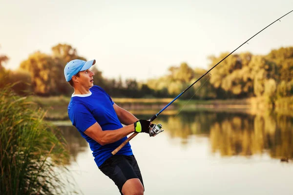 Jonge Man Visserij Rivier Bij Zonsondergang Happy Enthousiast Fiserman Trekken — Stockfoto