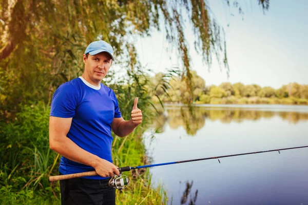 Joven Pescando Río Feliz Fisero Mostrando Pulgar Hacia Arriba Concepto —  Fotos de Stock