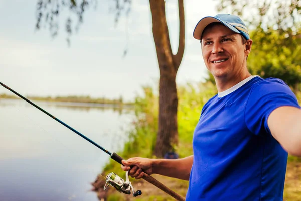 Jovem Pesca Pôr Sol — Fotografia de Stock