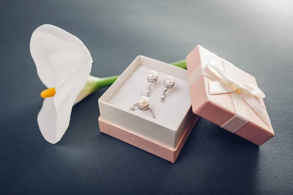 Pendientes Perlas Caja Regalo Con Flores Lirio Sobre Fondo Gris — Foto de Stock