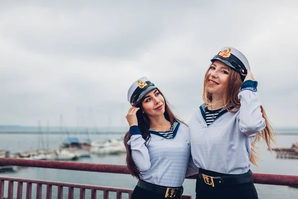 Две Студентки Академии Морской Пехоты Ходят Морю Униформе Счастливые Друзья — стоковое фото