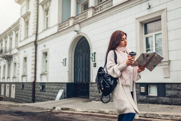 Молодая Женщина Туристка Ищет Правильный Путь Помощью Карты Одессе Девушка — стоковое фото