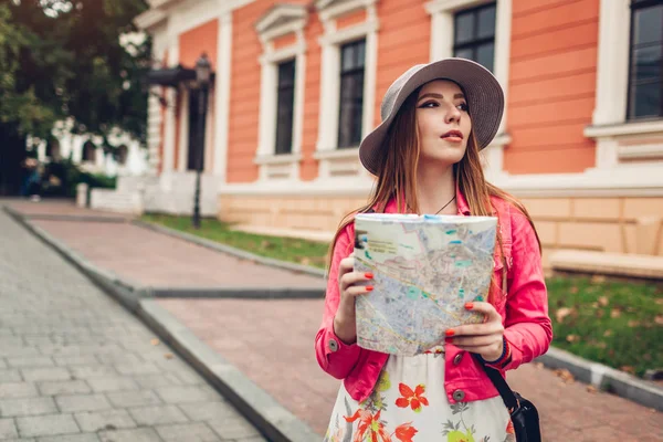 Молодая Женщина Турист Ищет Правильный Путь Помощью Карты Одессе Украина — стоковое фото