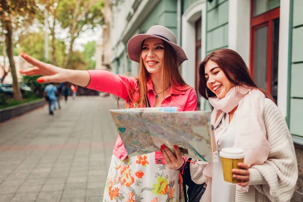 Dos Mujeres Turistas Busca Manera Correcta Utilizando Mapa Odessa Felices — Foto de Stock