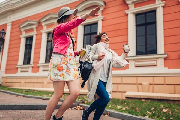 Две Женщины Туристки Бегают Чашками Кофе Картой Поймать Такси Одессе — стоковое фото