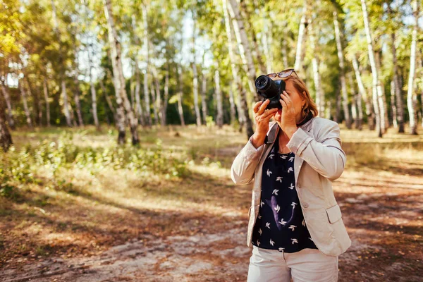 Mujer Mediana Edad Tomando Fotos Usando Cámara Bosque Otoño Elegante —  Fotos de Stock