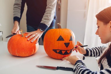 Genç yapma jack-o-lantern Cadılar Bayramı için mutfak çift. Çizim ve kesme kabak. Tatil için dekorasyon