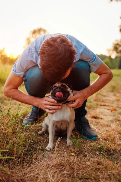 Maestro Camminare Abbracciare Cane Carlino Nella Foresta Autunnale Buon Cucciolo — Foto Stock