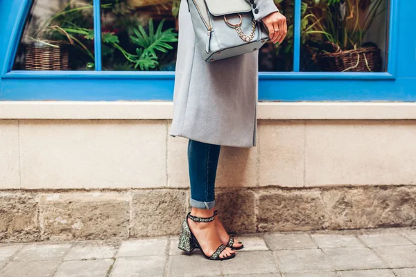 Close Blue Female Handbag Shoes Woman Holding Leather Bag Outdoors — Stock Photo, Image
