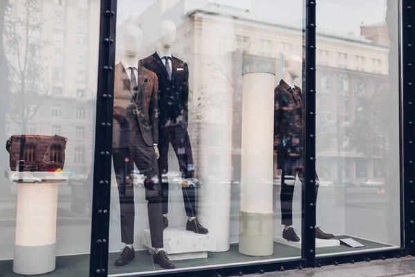 Maniquíes Vestidos Con Trajes Masculinos Otoño Escaparate Una Tienda Centro —  Fotos de Stock