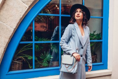 Şık sonbahar kıyafeti giymiş güzel ve genç birbayan. Açık şehir sokak moda modeli portresi