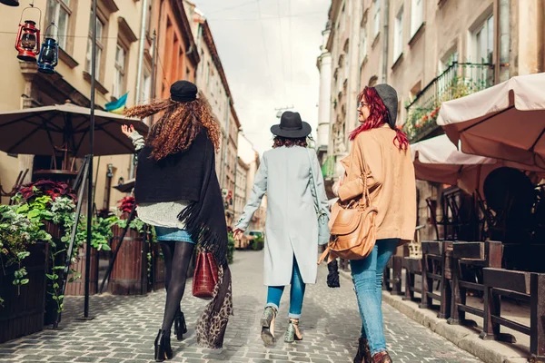 Foto Aire Libre Tres Mujeres Jóvenes Caminando Por Calle Ciudad — Foto de Stock