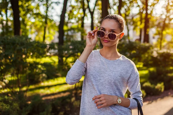 Uma Jovem Sorridente Tirar Óculos Sol Parque Menina Bonita Com — Fotografia de Stock