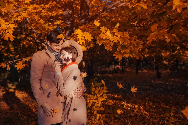 Młoda Para Miłości Spacery Lesie Jesienią Wśród Spadających Liści Stylowe — Zdjęcie stockowe