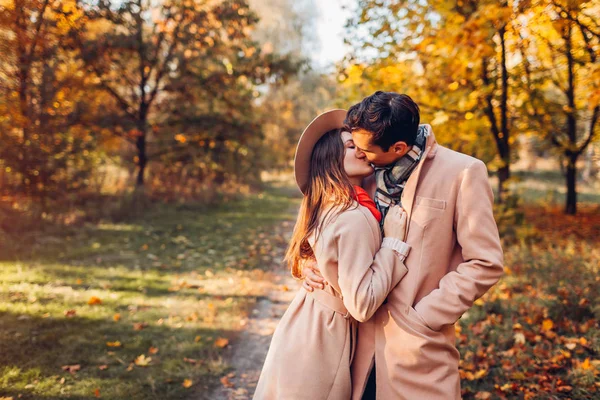 Junges Verliebtes Paar Spaziert Herbstlichen Wald Zwischen Bunten Bäumen Stilvolle — Stockfoto