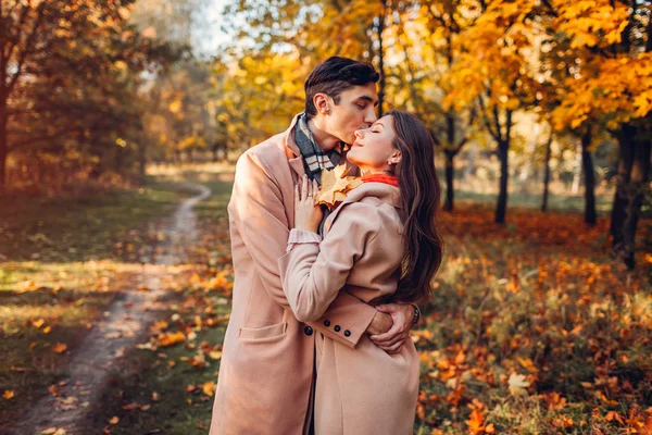 Pareja Joven Enamorada Pasea Bosque Otoñal Entre Árboles Coloridos Gente —  Fotos de Stock