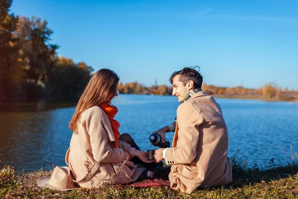 Junges Verliebtes Paar Beim Chillen Herbstsee Glückliche Männer Und Frauen — Stockfoto