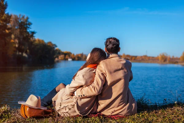 秋湖による愛の若いカップル 幸せな男と女の自然との触れあいと抱き締めます 屋外でリラックスしました — ストック写真