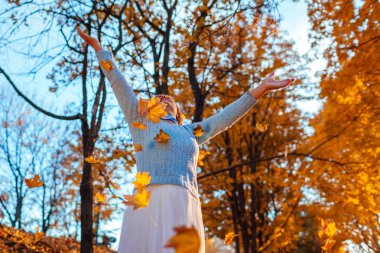 Orta yaşlı kadın atma günbatımında sonbahar ormanda bırakır. Üst düzey kadın dışarıda eğleniyor