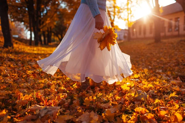 Mulher Dançando Floresta Outono Segurando Buquê Folhas Amarelas Pôr Sol — Fotografia de Stock