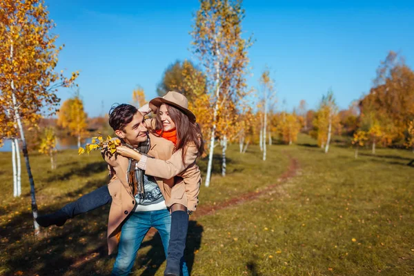 Ungt Par Promenader Höst Skog Mannen Ger Sin Flickvän Kombitrafik — Stockfoto