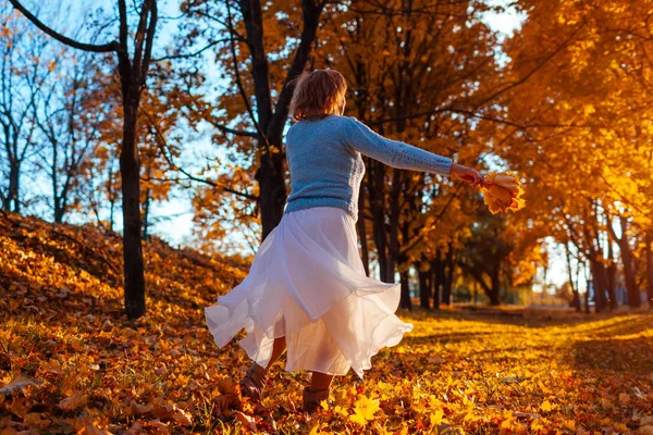 Γυναίκα Που Χορεύει Φθινοπωρινό Δάσος Κρατώντας Μπουκέτο Κίτρινα Φύλλα Στο — Φωτογραφία Αρχείου