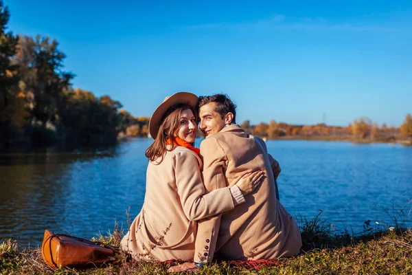 Pareja Joven Amor Refrigeración Por Lago Otoño Feliz Hombre Mujer — Foto de Stock