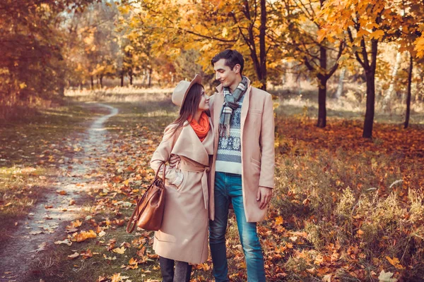 Молодая Пара Влюбленных Гуляет Осеннем Лесу Среди Разноцветных Деревьев Мужчина — стоковое фото