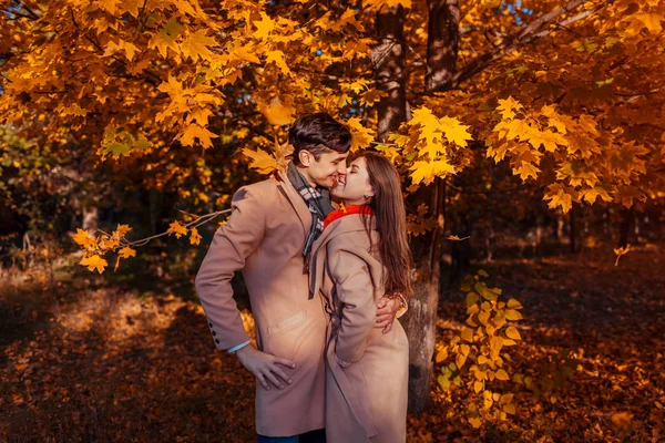 Giovane Coppia Innamorata Cammina Nella Foresta Autunnale Tra Foglie Cadenti — Foto Stock