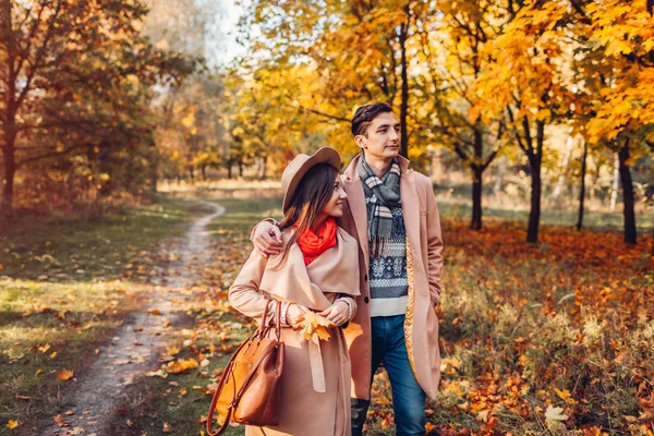 Молодая Пара Влюбленных Гуляет Осеннем Лесу Среди Разноцветных Деревьев Мужчина — стоковое фото