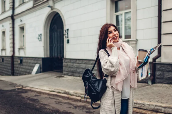 Молодая Женщина Турист Ищет Правильный Путь Помощью Карты Говорить Телефону — стоковое фото