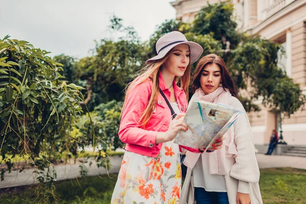 Dos Mujeres Turistas Busca Manera Correcta Utilizando Mapa Odessa Felices — Foto de Stock