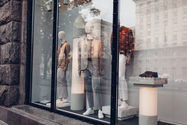 人体模型身着秋季男装服装 在市中心的一家商店展出 购物和销售理念 黑色星期五 — 图库照片