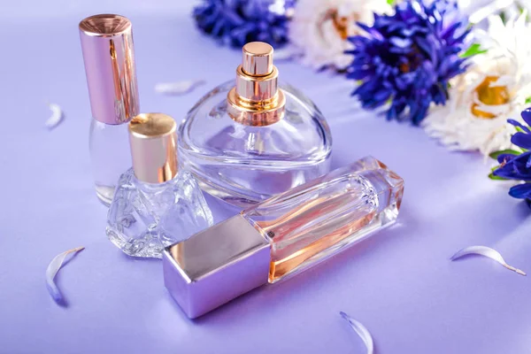 Garrafas Perfume Com Flores Roxas Brancas Sobre Fundo Violeta — Fotografia de Stock