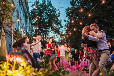 Lviv, Ukrayna - 4 Ağustos 2018. İnsanlar tarafından Diana Lviv açık kafede dans salsa ve bachata