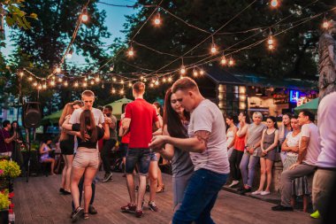 Lviv, Ukrayna - 4 Ağustos 2018. İnsanlar tarafından Diana Lviv açık kafede dans salsa ve bachata