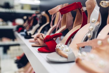 Yüksek topuklu ayakkabı bir mağaza vitrin üzerinde görüntülenir. Alışveriş ve satış kavramı. 