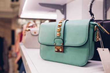 Şık çanta bir mağaza vitrin üzerinde görüntülenir. Alışveriş ve satış kavramı. 