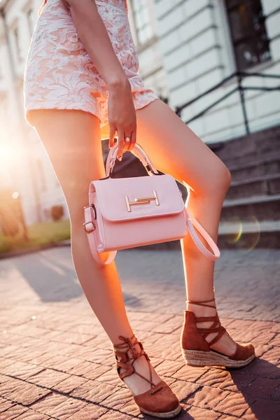 Mujer Moda Zapatos Elegantes Que Sostienen Hermoso Bolso Usan Ropa — Foto de Stock