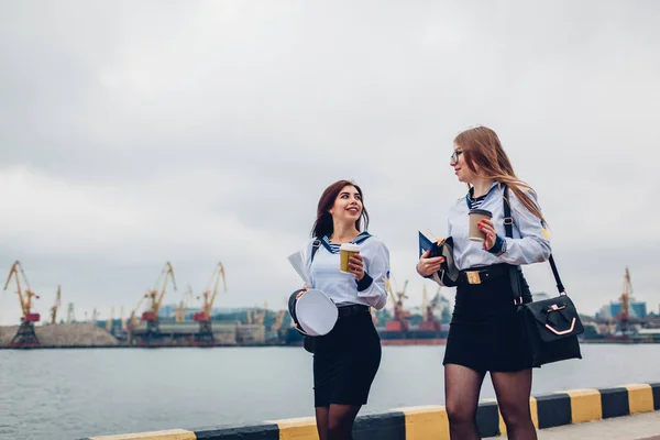 Две Студентки Академии Морской Пехоты Ходят Морю Униформе Друзья Ходят — стоковое фото